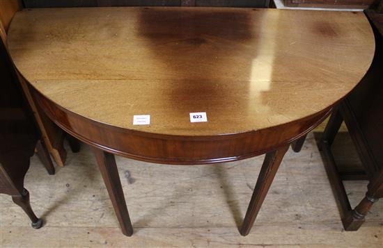 D end of a George III mahogany dining table(-)